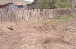 Дорожники вывели трубу из водоотводной канавы на участок жительницы села Старый Олов