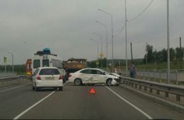 Попавшая в ДТП машина перегородила мост в Песчанке