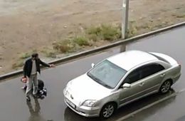 Двое кавказцев днём пытались загрузить человека в машину в мкр. Молодёжный