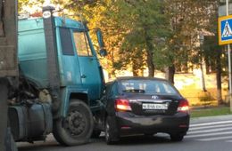 Многотонный грузовик снёс иномарку около школы №49 в Чите (фото)