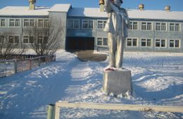 Холод, собаки, душевнобольные - путь в школу по посёлку Усть-Карск