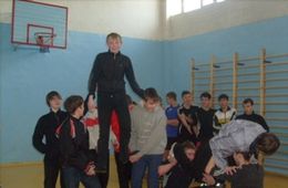 Шумиха вокруг сломавшей девочки позвоночник толкнула учителя на отказ от работы