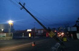 «Пизанский» столб накренился над улицей Богомягкова в Чите
