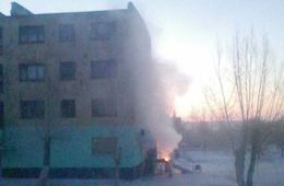 В Ясной мусор жгут прямо возле стены жилого дома