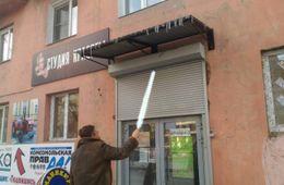 Когда убьют, тогда и посбиваем. Домоуправление №4 ждёт понедельника, чтобы сбить сосульки