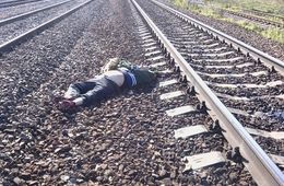Выброшенный из поезда забайкальским полицейским 80-летний доцент собрал пять папок прокурорских отписок