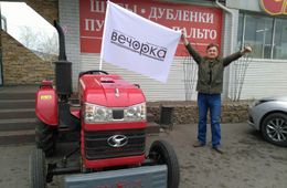 Призовой трактор «Вечорки» уже ждёт своего владельца на площадке розыгрыша