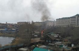 Избушка горит на задворках краевого суда в Чите 