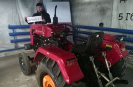 Тракторист, убегая от ГИБДД, вывалил запрыгнувшего в прицеп гаишника (ВИДЕО)