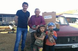 Счастливый дедушка Жаргал получил продуктовую корзину от «Вечорки»