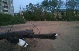 Военный КамАЗ уронил столб с проводами на площадку детсада в Атамановке (ФОТО)