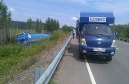 Водитель слетевшей с трассы «Амур» фуры просит о помощи