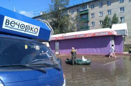 Жители Читы передвигаются на лодках по затопленной улице Лазо