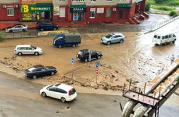 В Сосновом бору дождевая вода затопила бар и завалила камнями дорогу