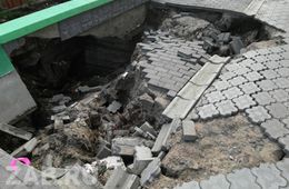 В самом центре Читы на остановке обрушился асфальт