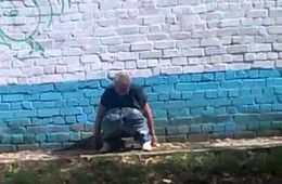Читинцы сняли бомжа, гадящего около 