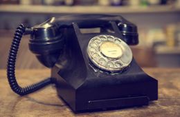 Жители Усть-Наринзора второй месяц живут без телефонной связи