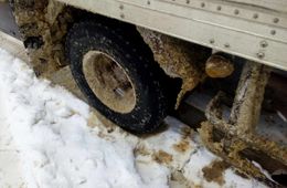 Грузовики застряли на хребте под Чикоем из-за снегопада 