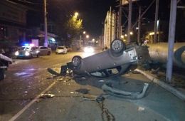 В Чите возле ТЦ «Ся-Ян» Mitsubishi Lancer протаранил две машины