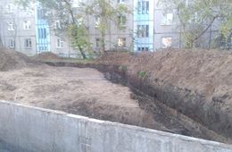 Бабушке с Инструментальной выбили окно из-за брошенных раскопок