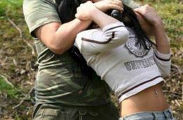 Мужчина пытался задушить школьницу в 1-м микрорайоне