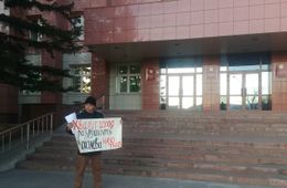 Читинец пикетирует против Михалева у здания краевого правительства