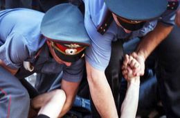 Забайкалец устроил дебош в дежурной части, попытавшись разбить стекло столом