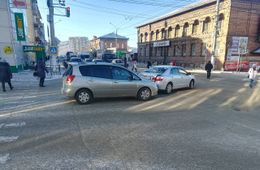 Переобулись, но к скользким дорогам не привыкли — после выпавшего снега в Чите бьются машины