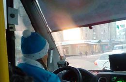 В Чите маршруткой рулит Снегурочка