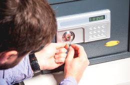 Вор бросил на улице украденный сейф с 400 тыс. р.