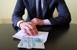 Врача дорожной больницы в Чите подозревают во взяточничестве