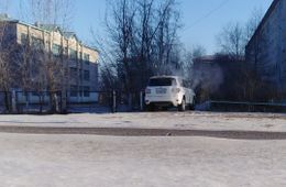 Водитель внедорожника без номеров уснул в машине, перегородив тротуар