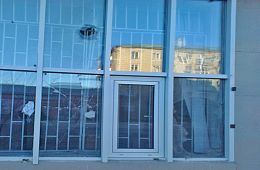 Осужденный на 10 суток ареста разбил окна Борзинского районного суда