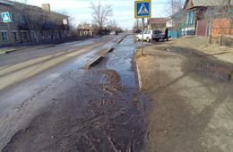 Вместо уборки тротуаров коммунальщики Нерчинска посоветовали жителям подождать, когда «все растает и высохнет»
