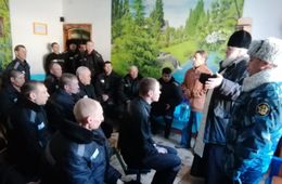 Батюшка провел Крестный ход в ИК-5
