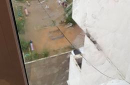  Ребенок выпал из окна жилого дома в Забайкалье. Следователи работают на месте происшествия.