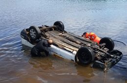 ​Спасатели вытащили из озера в Колочном утонувшую машину с трупом