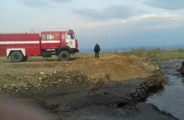 Поднявшаяся вода размыла насыпной мост в селе Домна-Ключи