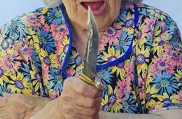 Пенсионерка напала с ножом на врача в Забайкалье