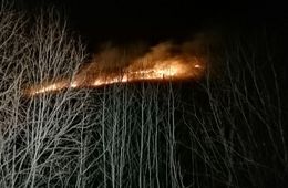 ​Пожар по-прежнему бушует на сопке в Атамановке — местные говорят, что пожарные там вообще не появлялись