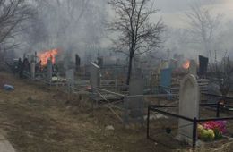 ​Глава Булума пообещала летом завершить ограждение кладбища, пострадавшего от пожара три года назад