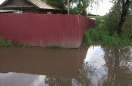 В Чите по ул. Шестиперова дождевая вода топит дома