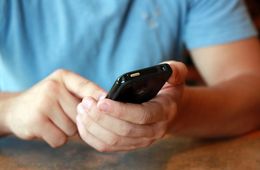 Мужчина забрал телефон у читинки, познакомившись с ней во дворе