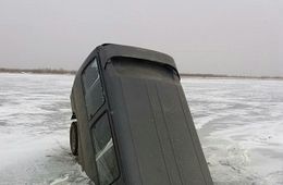 Забайкальские рыбаки на озере Шакша ушли под лед вместе с машиной 