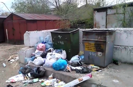 ​Охреневшие коммунальщики на Чкалова бросили мусор у контейнеров (Видео)
