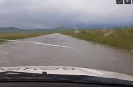 Вода с полей размывает дорогу в Сретенском районе Забайкалья (видео)