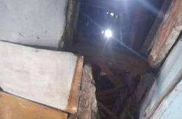 Потолок обвалился в бараке в Антипихе (видео)