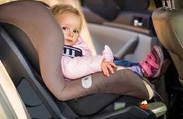 Детей до 7 лет запрещено оставлять одних в машине