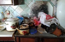 ​Краснокаменская «кукушка» на неделю уехала в Китай, бросив детей в грязной квартире с тараканами