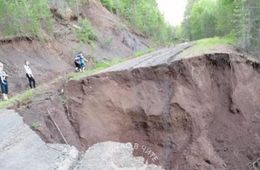 Дорога к сёлам Сретенского района, которая обрушилась из-за дождей, до сих пор не восстановлена, объездных путей нет